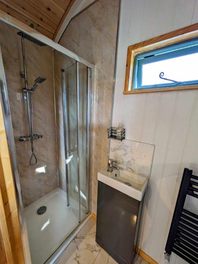 Romantic Nature Retreat, Luxury Glamping & Stargazing Views - Dragonfly Shepherd Hut Yarpole Exterior photo