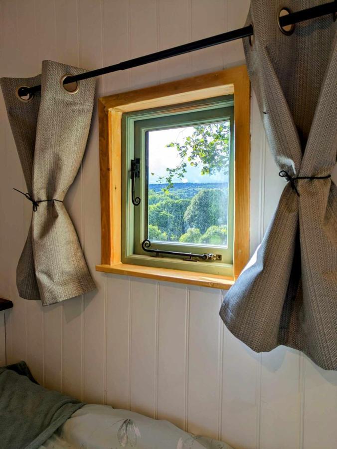 Romantic Nature Retreat, Luxury Glamping & Stargazing Views - Dragonfly Shepherd Hut Yarpole Exterior photo