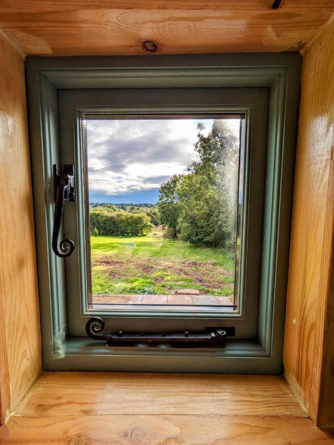 Romantic Nature Retreat, Luxury Glamping & Stargazing Views - Dragonfly Shepherd Hut Yarpole Exterior photo