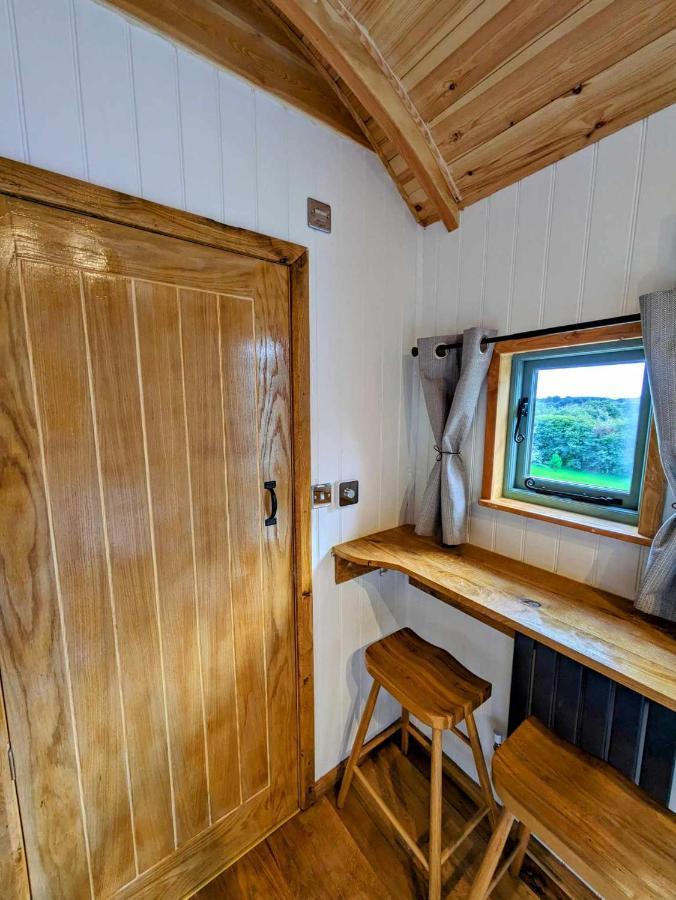 Romantic Nature Retreat, Luxury Glamping & Stargazing Views - Dragonfly Shepherd Hut Yarpole Exterior photo