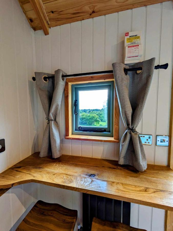 Romantic Nature Retreat, Luxury Glamping & Stargazing Views - Dragonfly Shepherd Hut Yarpole Exterior photo