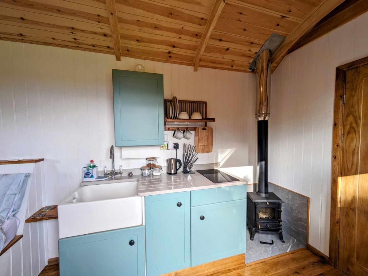 Romantic Nature Retreat, Luxury Glamping & Stargazing Views - Dragonfly Shepherd Hut Yarpole Exterior photo