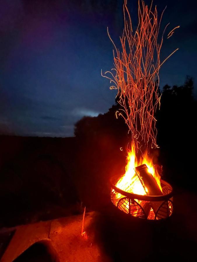 Romantic Nature Retreat, Luxury Glamping & Stargazing Views - Dragonfly Shepherd Hut Yarpole Exterior photo