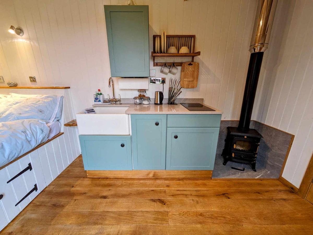 Romantic Nature Retreat, Luxury Glamping & Stargazing Views - Dragonfly Shepherd Hut Yarpole Exterior photo