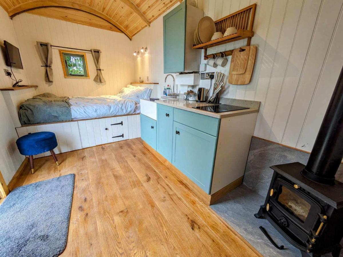 Romantic Nature Retreat, Luxury Glamping & Stargazing Views - Dragonfly Shepherd Hut Yarpole Exterior photo