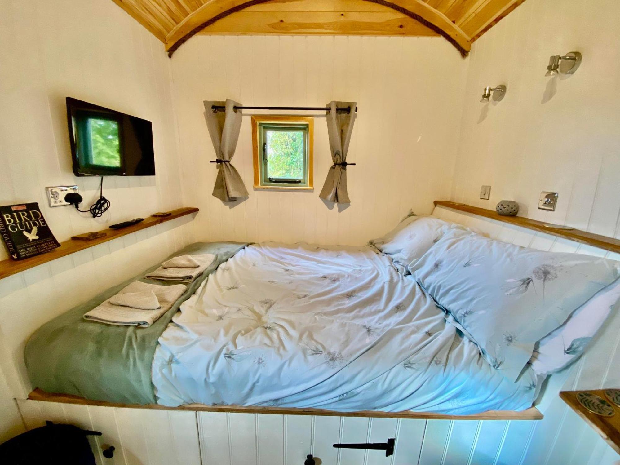 Romantic Nature Retreat, Luxury Glamping & Stargazing Views - Dragonfly Shepherd Hut Yarpole Exterior photo
