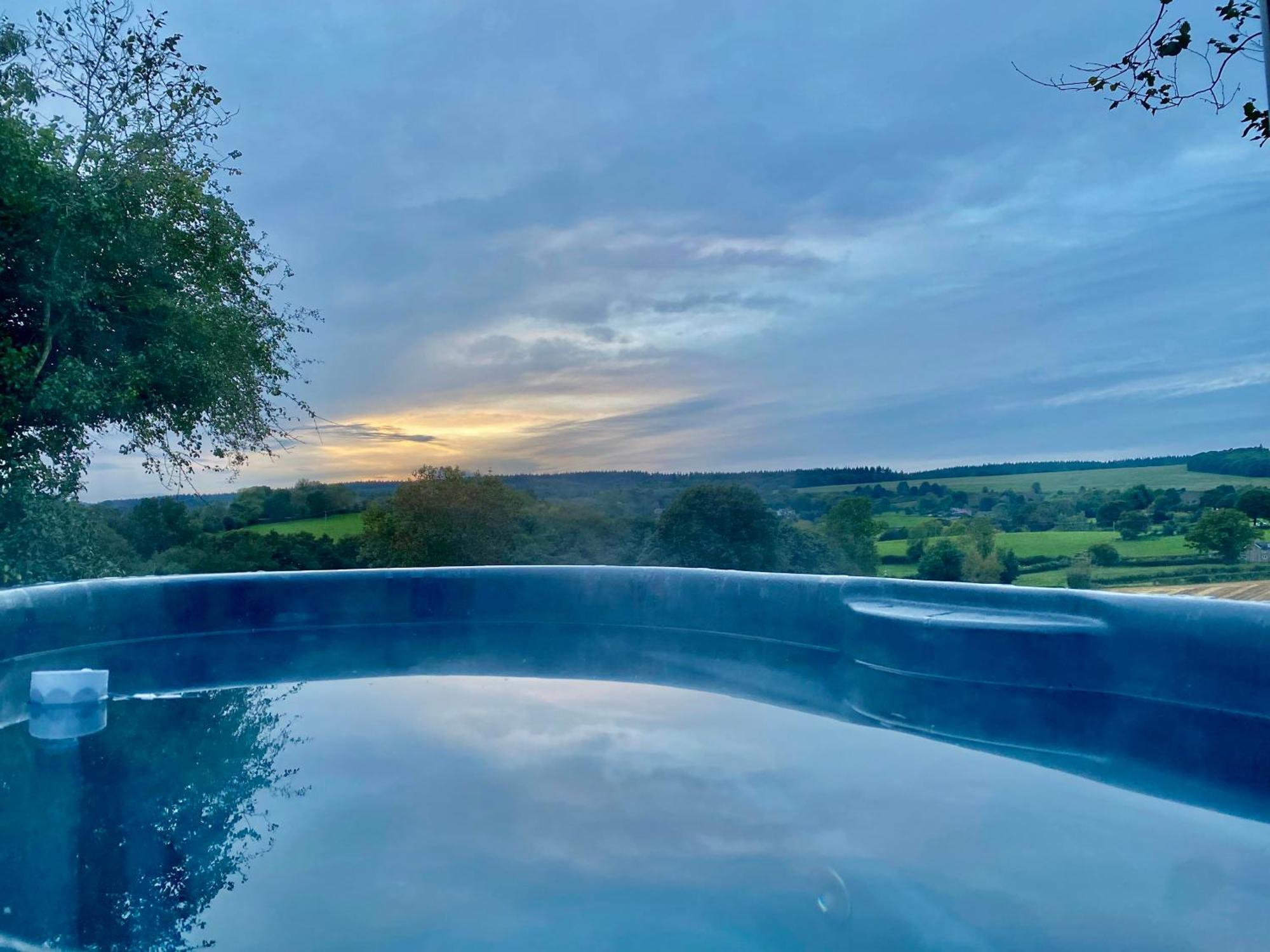 Romantic Nature Retreat, Luxury Glamping & Stargazing Views - Dragonfly Shepherd Hut Yarpole Exterior photo