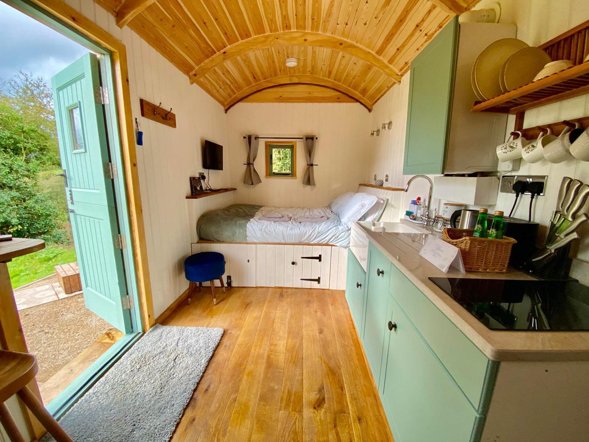 Romantic Nature Retreat, Luxury Glamping & Stargazing Views - Dragonfly Shepherd Hut Yarpole Exterior photo