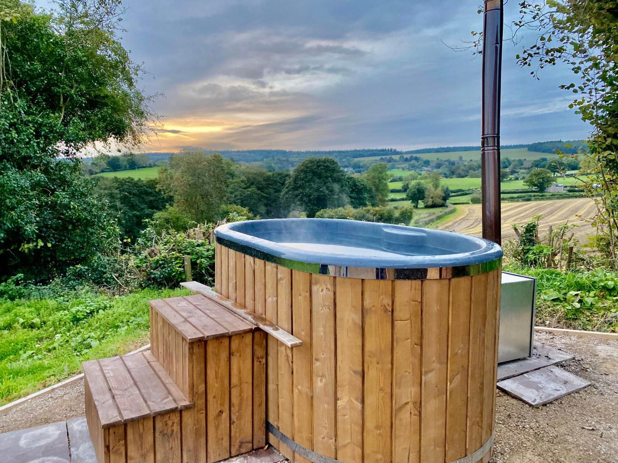 Romantic Nature Retreat, Luxury Glamping & Stargazing Views - Dragonfly Shepherd Hut Yarpole Exterior photo