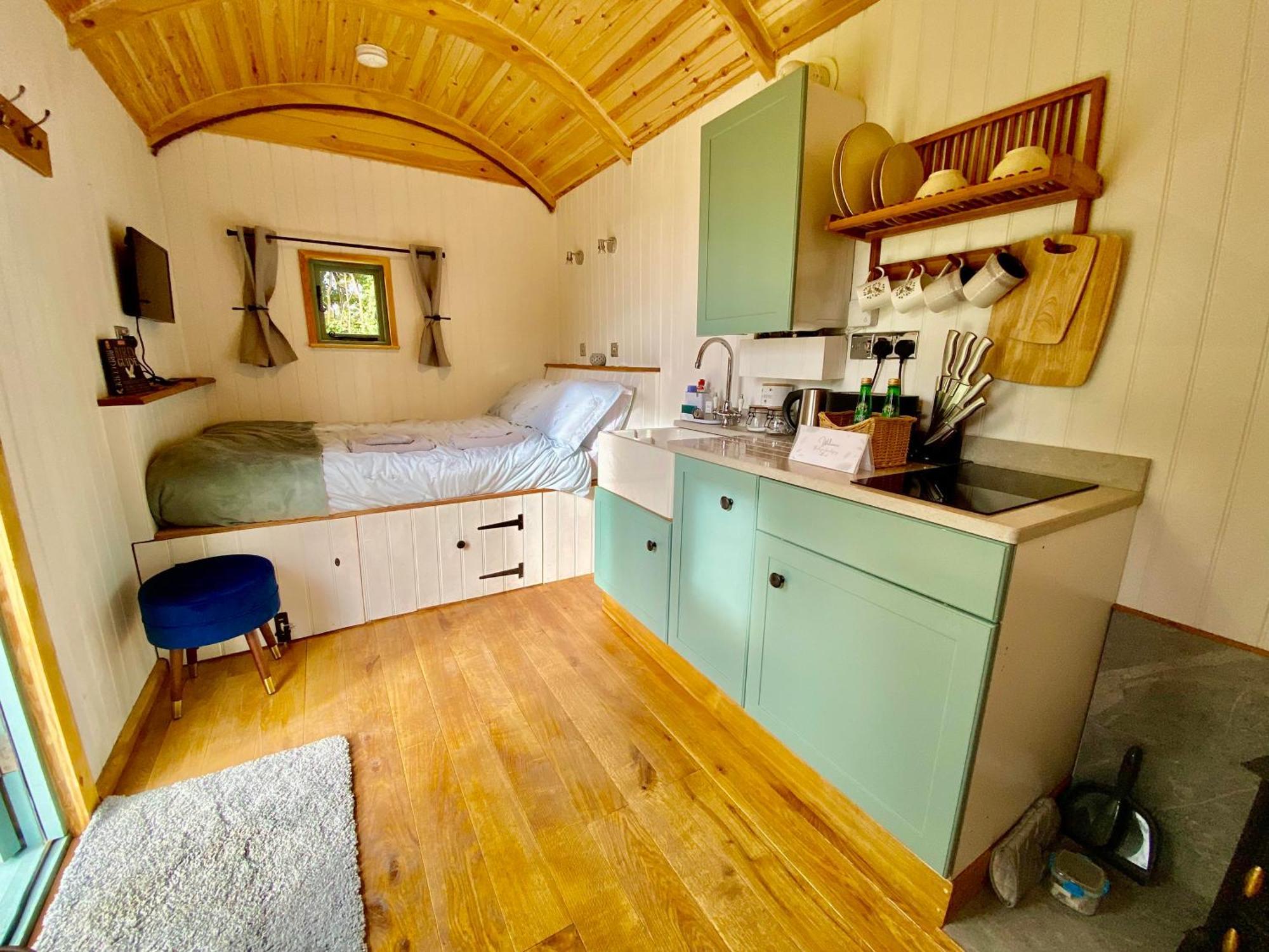 Romantic Nature Retreat, Luxury Glamping & Stargazing Views - Dragonfly Shepherd Hut Yarpole Exterior photo