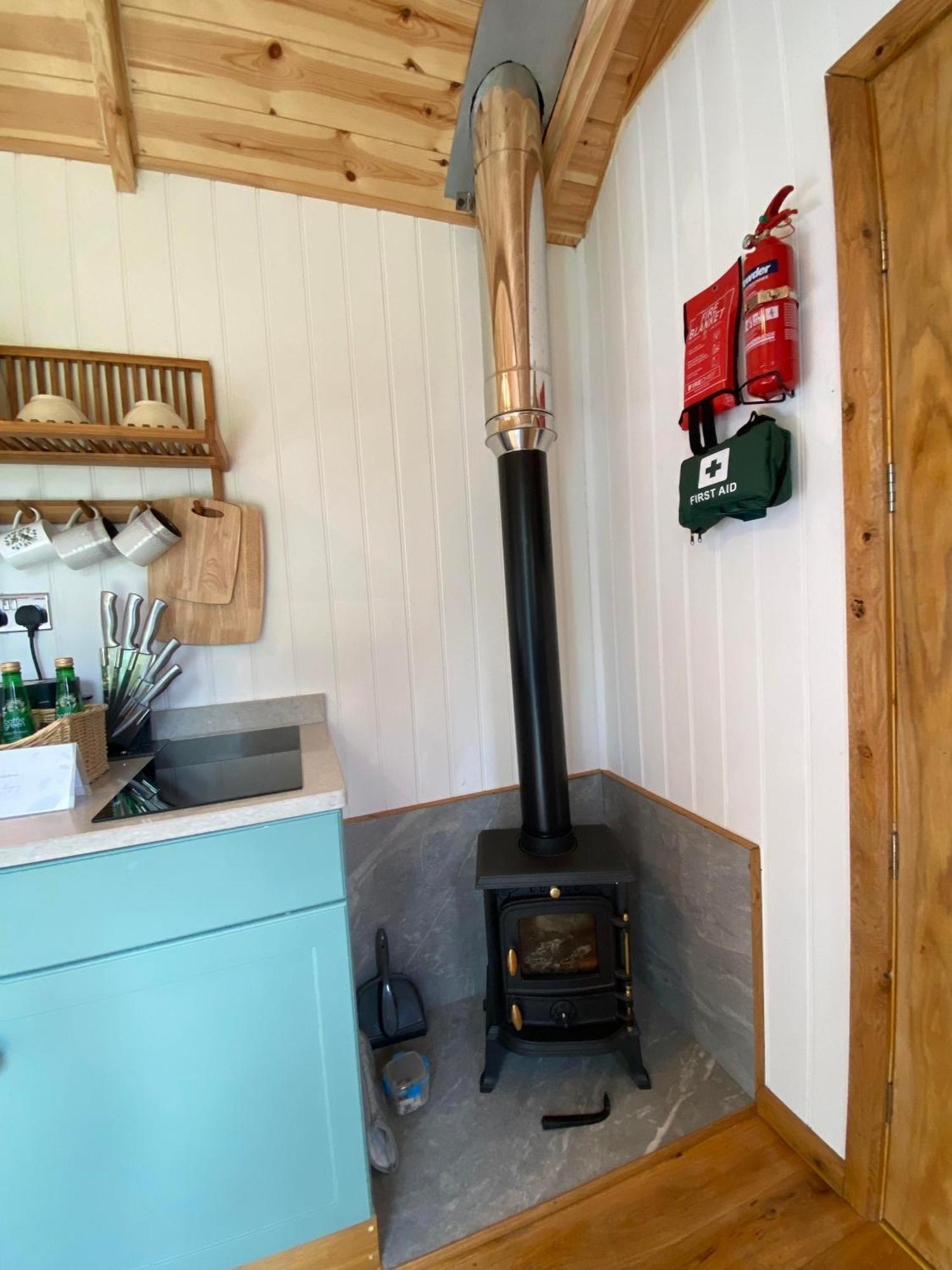 Romantic Nature Retreat, Luxury Glamping & Stargazing Views - Dragonfly Shepherd Hut Yarpole Exterior photo