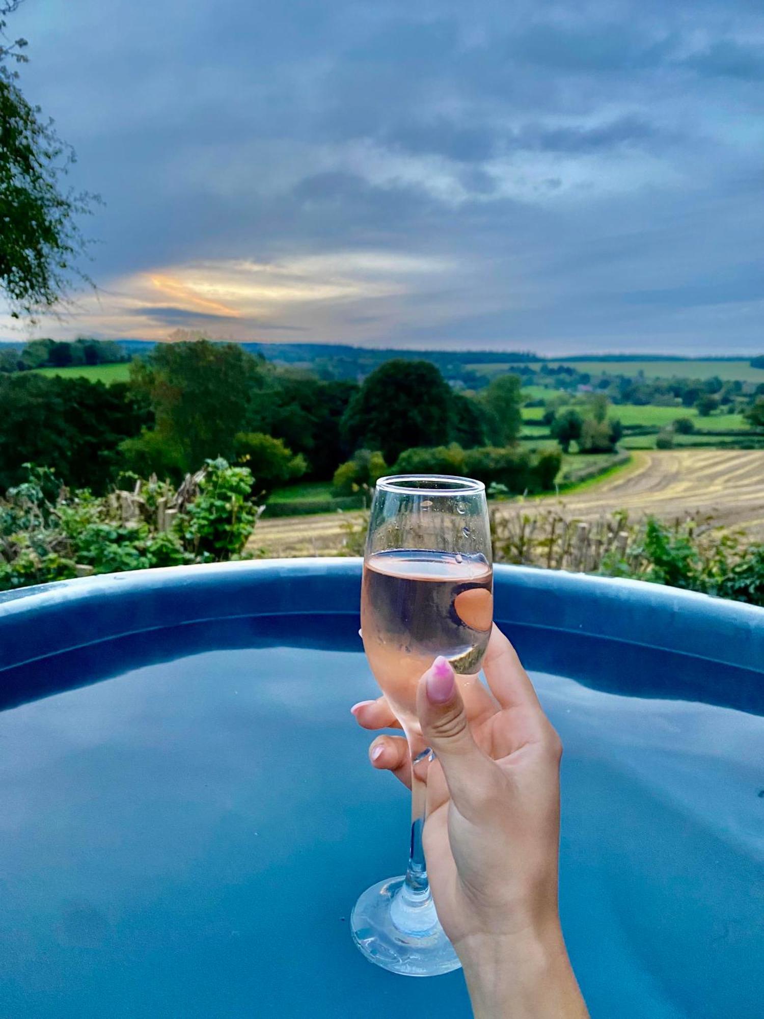 Romantic Nature Retreat, Luxury Glamping & Stargazing Views - Dragonfly Shepherd Hut Yarpole Exterior photo