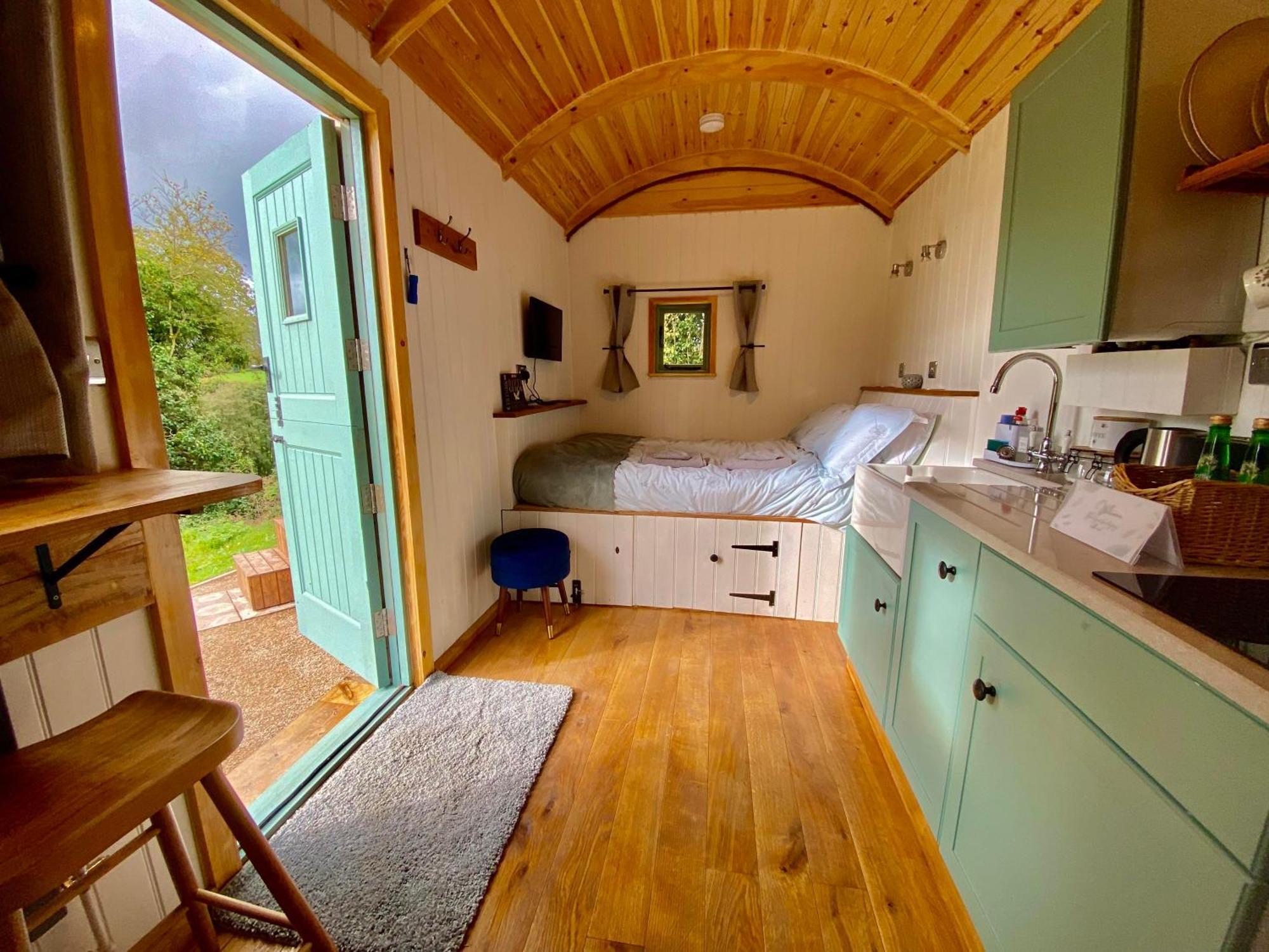 Romantic Nature Retreat, Luxury Glamping & Stargazing Views - Dragonfly Shepherd Hut Yarpole Exterior photo