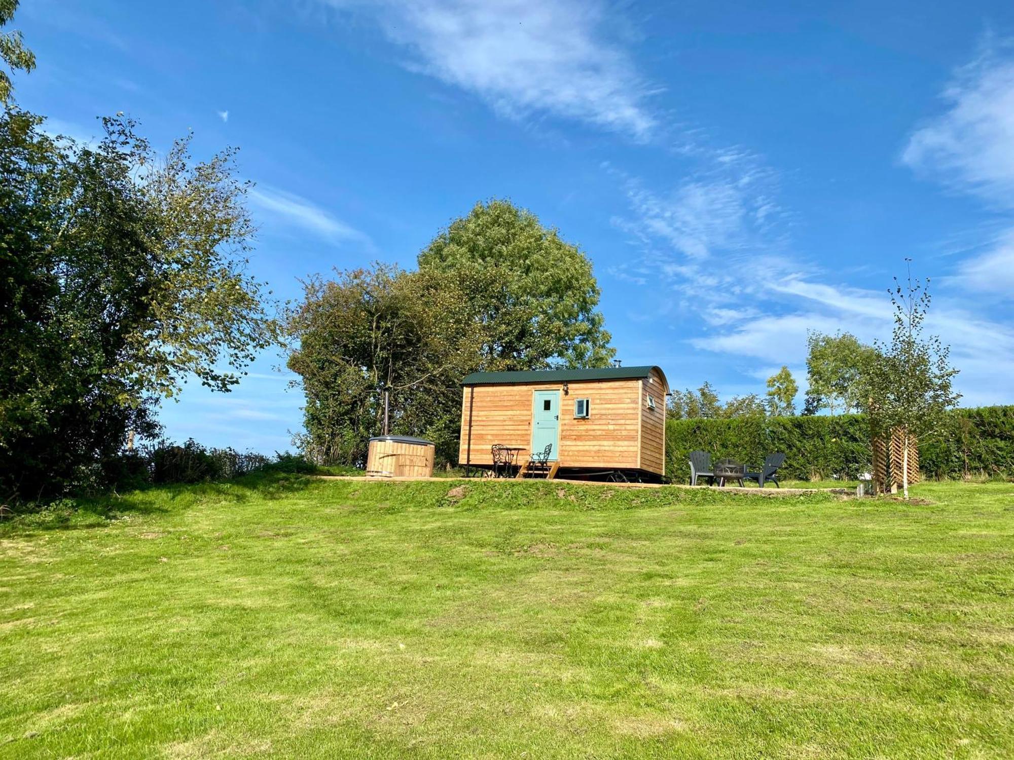 Romantic Nature Retreat, Luxury Glamping & Stargazing Views - Dragonfly Shepherd Hut Yarpole Exterior photo