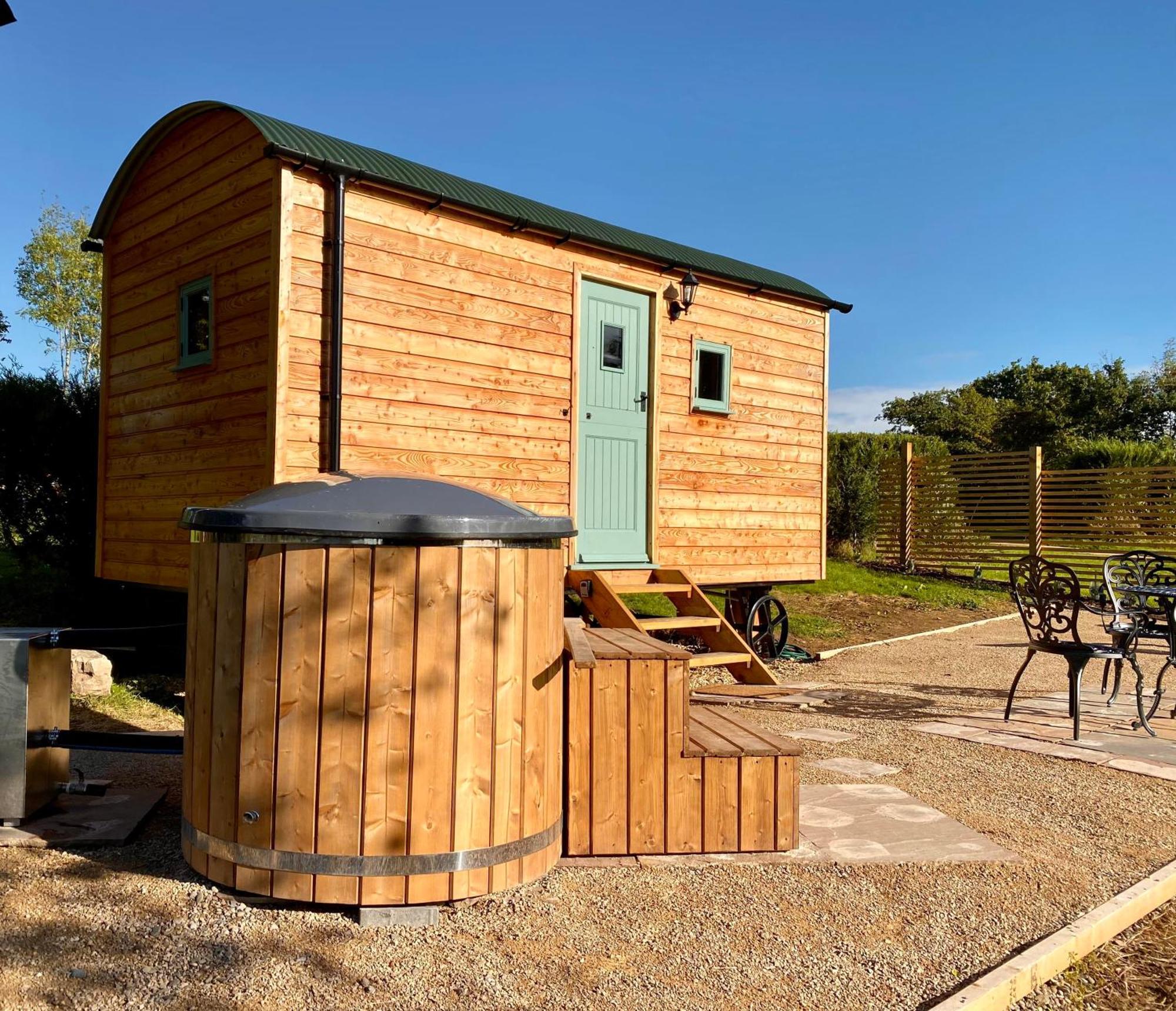 Romantic Nature Retreat, Luxury Glamping & Stargazing Views - Dragonfly Shepherd Hut Yarpole Exterior photo