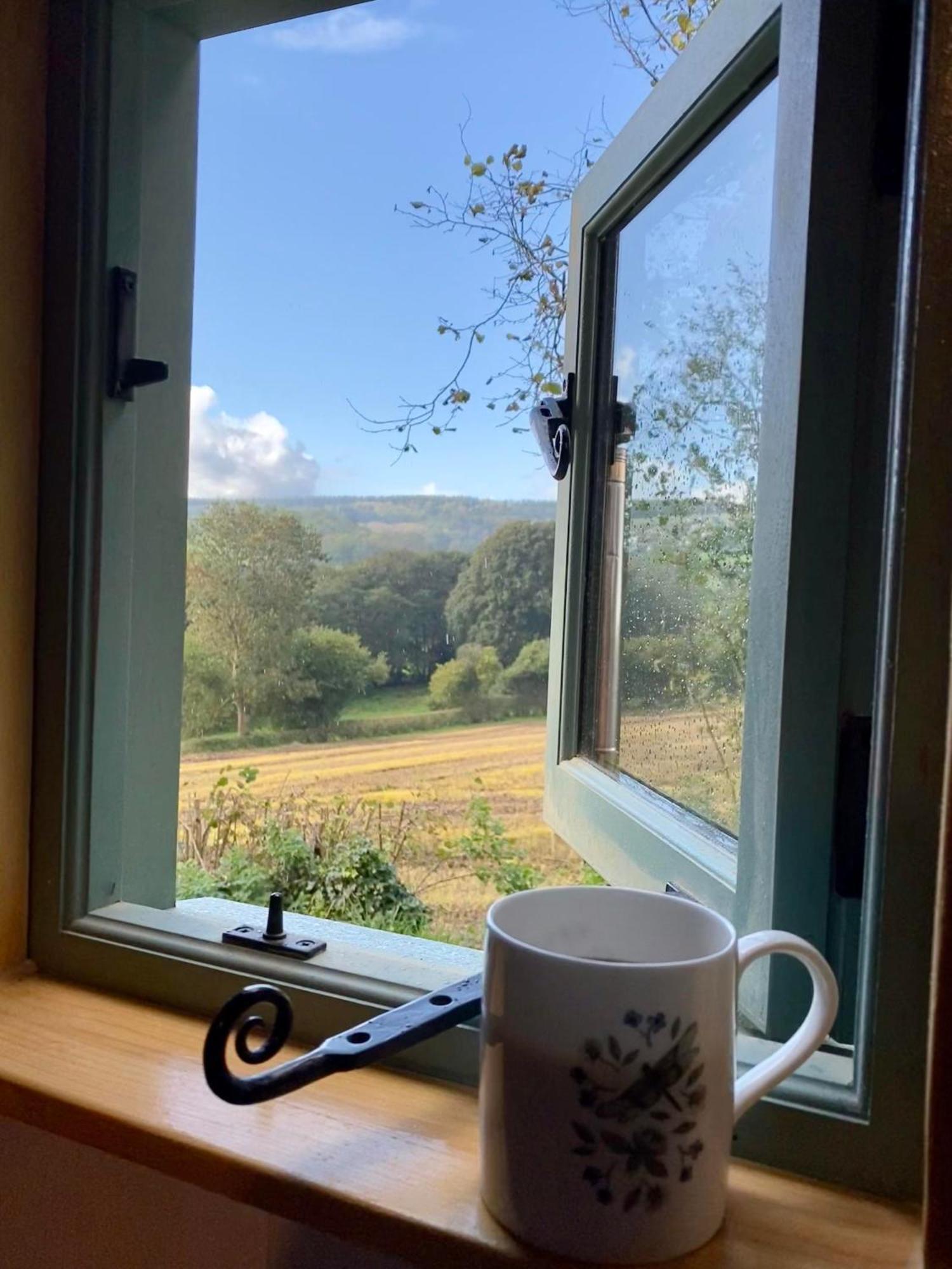 Romantic Nature Retreat, Luxury Glamping & Stargazing Views - Dragonfly Shepherd Hut Yarpole Exterior photo