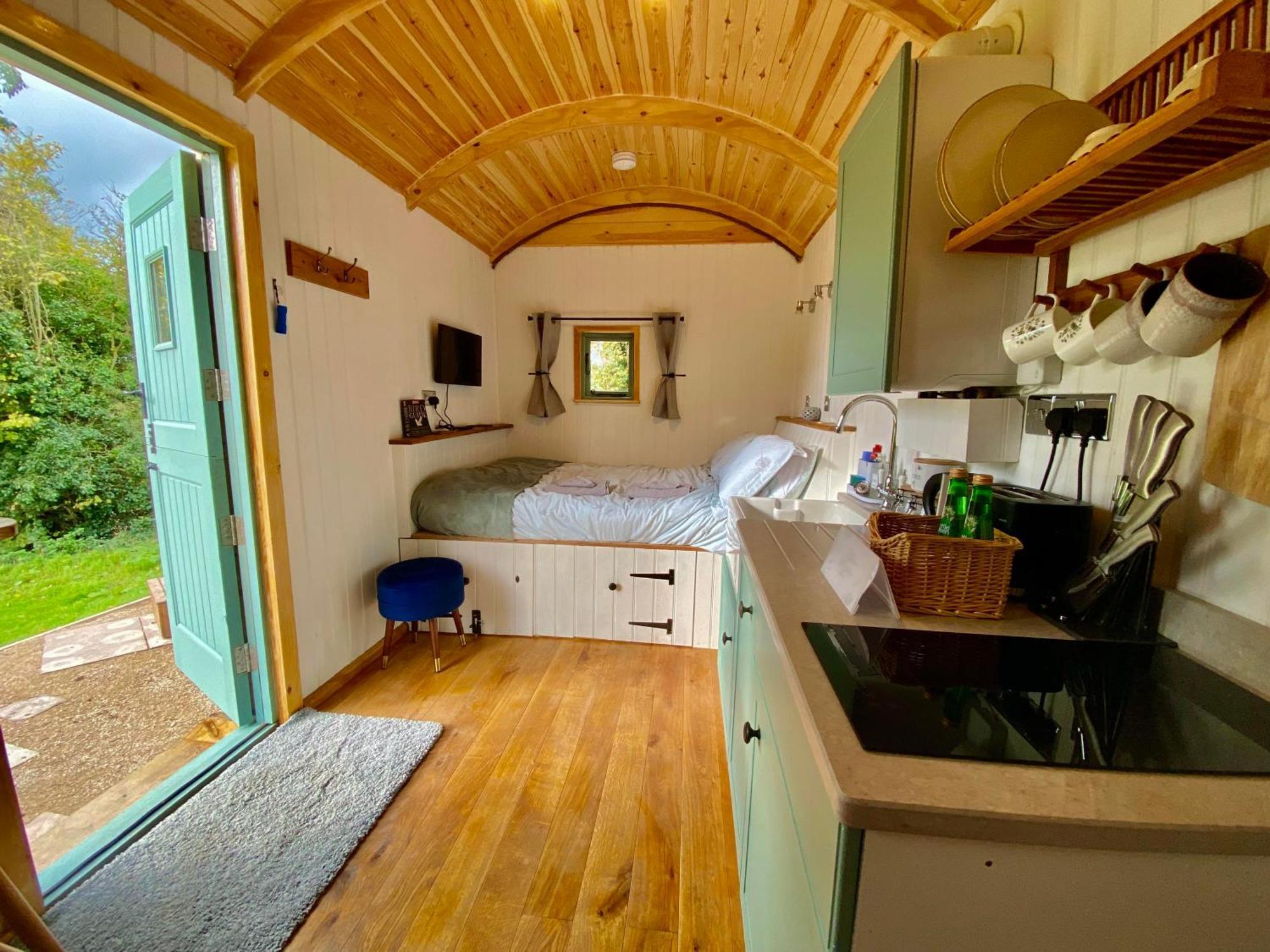 Romantic Nature Retreat, Luxury Glamping & Stargazing Views - Dragonfly Shepherd Hut Yarpole Exterior photo