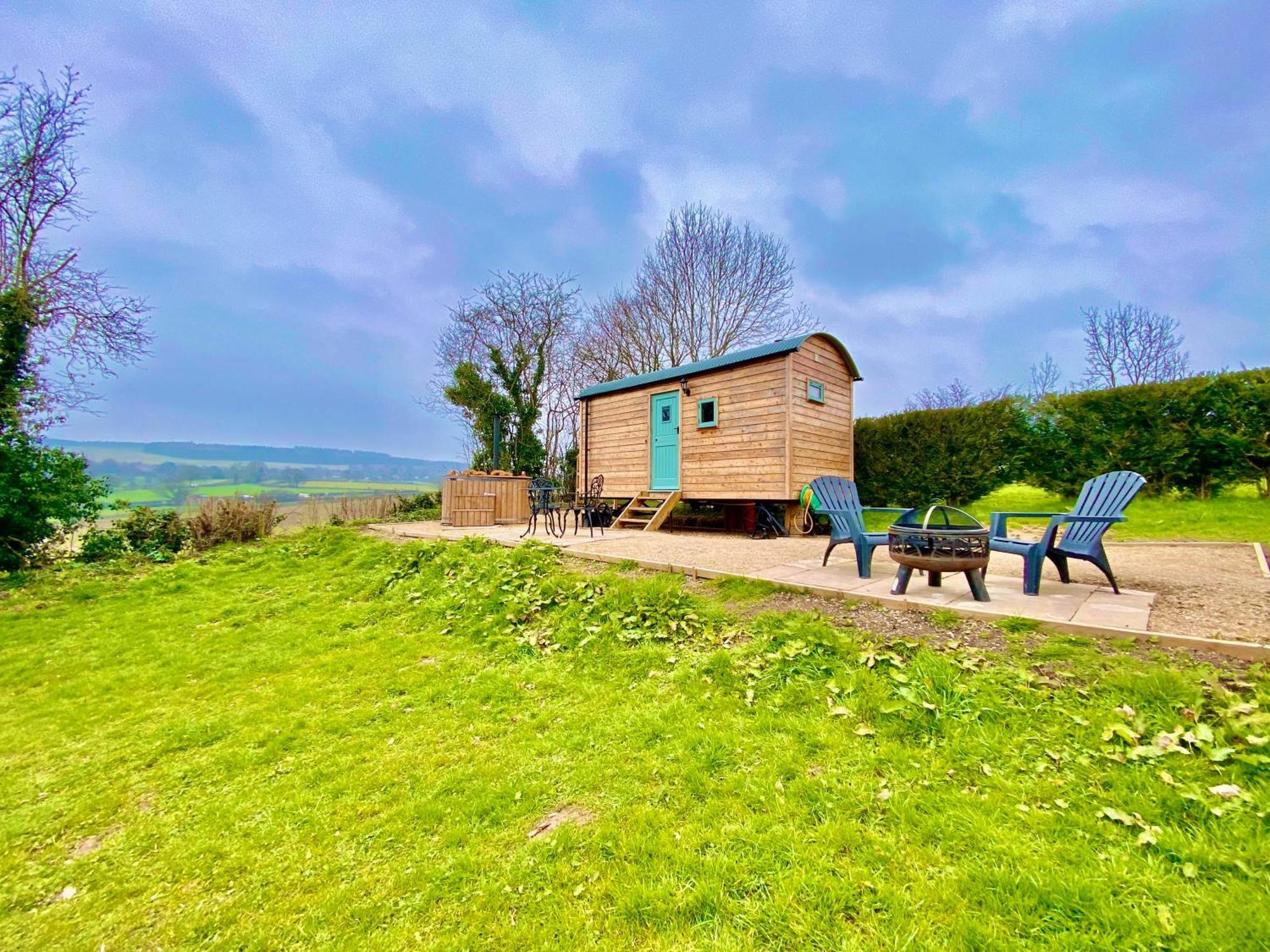 Romantic Nature Retreat, Luxury Glamping & Stargazing Views - Dragonfly Shepherd Hut Yarpole Exterior photo