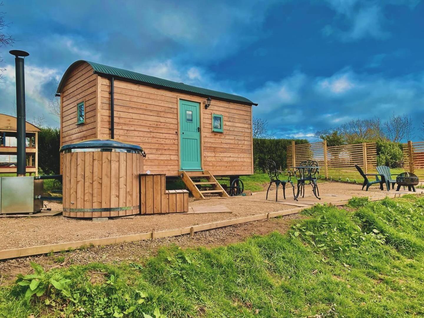 Romantic Nature Retreat, Luxury Glamping & Stargazing Views - Dragonfly Shepherd Hut Yarpole Exterior photo