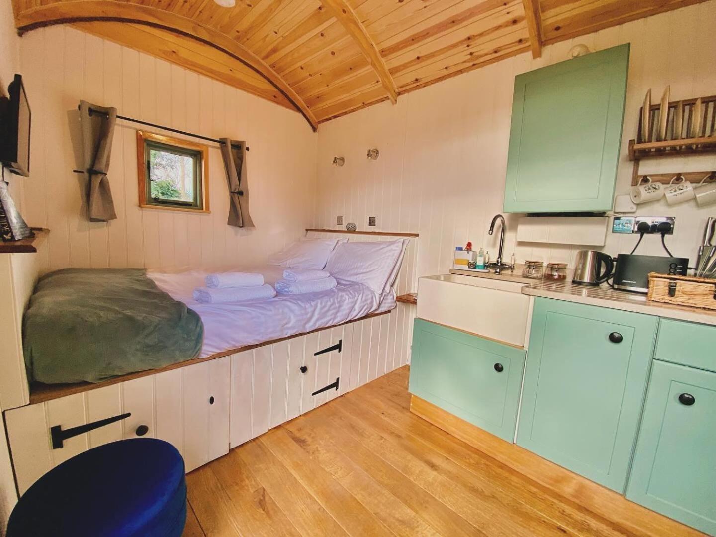 Romantic Nature Retreat, Luxury Glamping & Stargazing Views - Dragonfly Shepherd Hut Yarpole Exterior photo