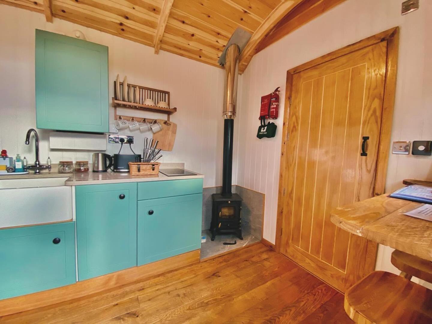 Romantic Nature Retreat, Luxury Glamping & Stargazing Views - Dragonfly Shepherd Hut Yarpole Exterior photo