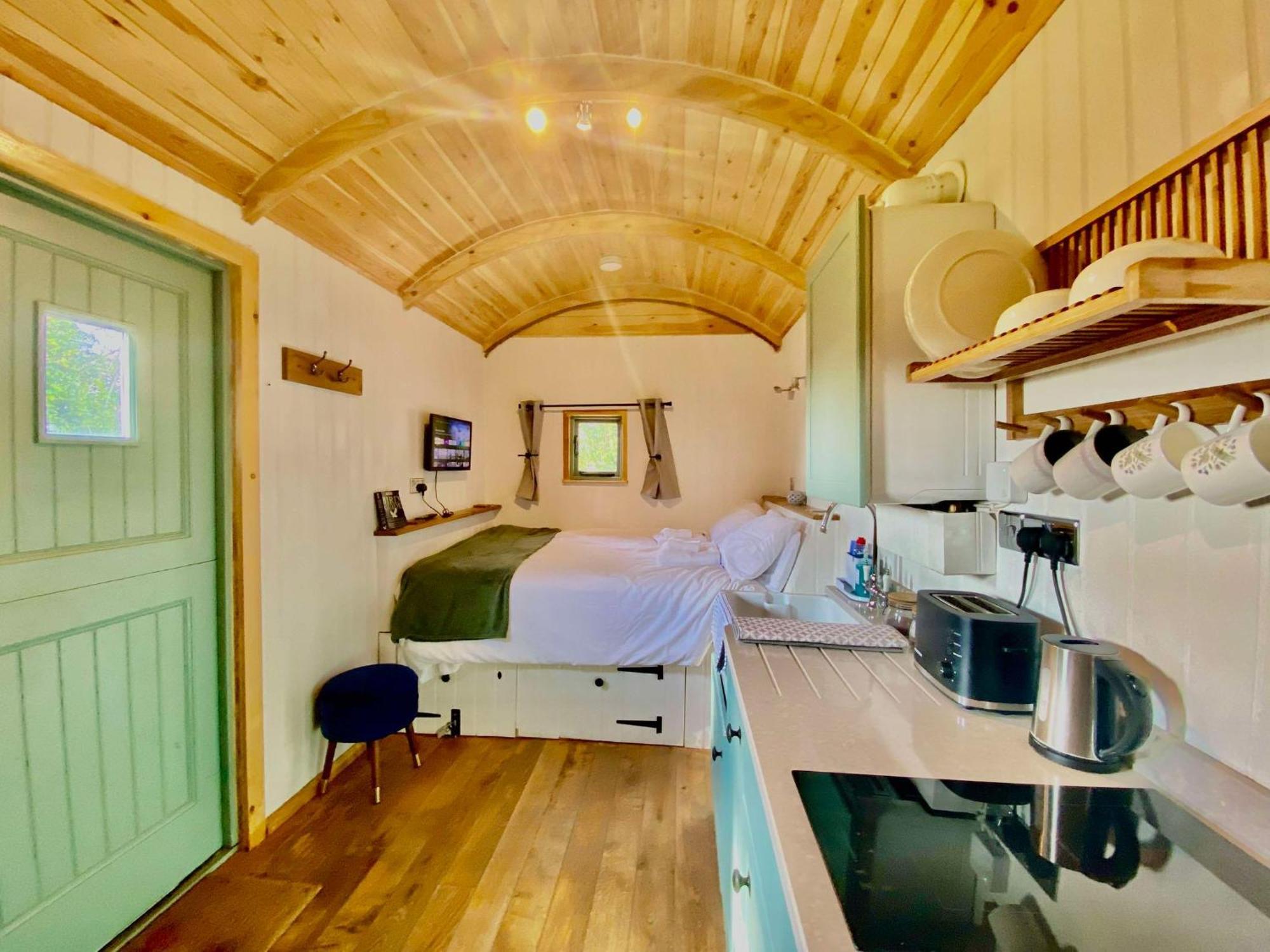 Romantic Nature Retreat, Luxury Glamping & Stargazing Views - Dragonfly Shepherd Hut Yarpole Exterior photo