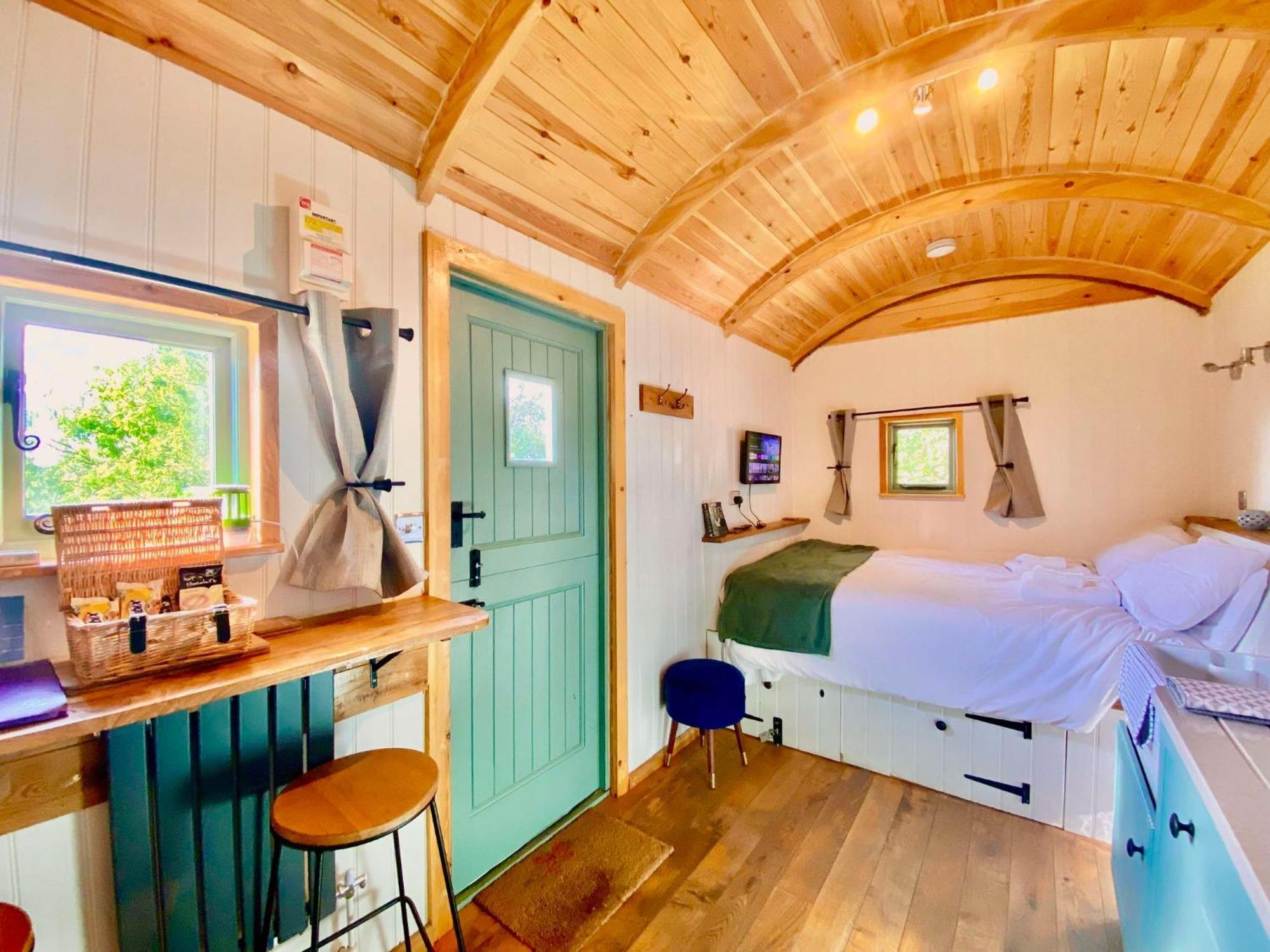 Romantic Nature Retreat, Luxury Glamping & Stargazing Views - Dragonfly Shepherd Hut Yarpole Exterior photo